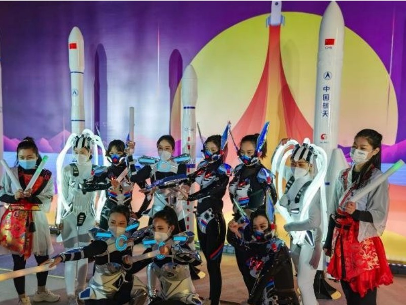 河北保定“元宇宙游园会”迎新 市民感受“时空跨越”